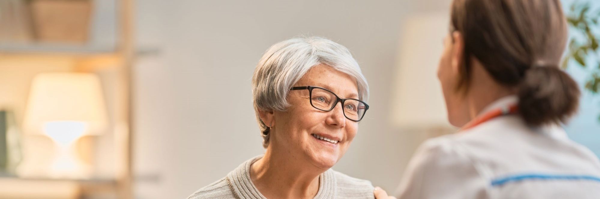 ældre dame og visitator